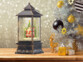 Mise en situation de la lanterne à LED de Noël Infactory avec neige tourbillonnante.