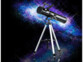 Téléscope puissant type Newton sur trépied avec une galaxie en fond