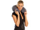 Femme portant un coussin de nuque gris dans un siège de voiture avec ceinture