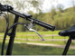 Application d'une bande de protection étanche sur un guidon de vélo