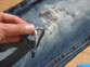 Utiliser de la colle textile pour rafistoler un jeans.