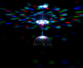 Boule disco supendue vue sur les effet lumineux au plafond