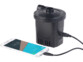 Pompe à air électrique sans fil en mode baztterie de secours en train de charger un smartphone