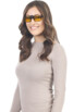 femme portant les lunettes