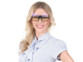 Femme souriante en chemise rayée portant des lunettes de soleil noires à double verres relevables par clip central