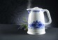 bouilloire en terre cuite idée cadeau fete des grands mères seniors decors fleurs bleus style porcelaine