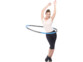 Mise en situation avec une femme effectuant des rotations du bassin à l'intérieur du hula hoop gris et bleu