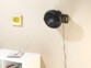 Ventilateur de bureau / mural orientable ''VT-123.WT'' - 18 cm.  Fixé sur un mur
