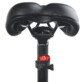 Selle de vélo noire sur tube de selle avec feu arrière LED rouge allumé fixé en dessous sur fond blanc