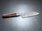 Couteau de cuisine Damas avec un manche en bois de rose pour droitiers et gauchers