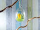 décoration en verre pour paques petit poussin dans oeuf en verre à accrocher