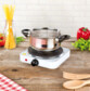 Plaque de cuisson avec casserole pour préparation culinaire sur une table de repas