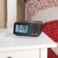 radio reveil digital avec thermometre et hygrometre mis en situation sur une table de chevet