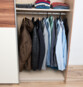Armoire avec vêtements non compressés, vue avant rangement sous vide