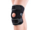 Bandage sportif genouillère avec ouverture pour la rotule mise en place sur une jambe gauche