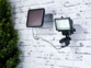 Spot à LED avec son panneau solaire sur un mur