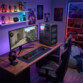 PC gamer mis en situation sur un bureau dans une chambre gamer 