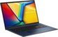 Vue de biais côté gauche du PC Asus avec écran LED allumé, webcam, clavier et prise d'alimentation