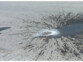 Explosion de la bombe à eau après contact avec le sol avec eau dispersée sous forme de grand splash sur la route