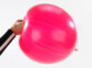 Ballon de baudruche rose frappé poing fermé par une personne en survêtement de jogging