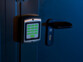 Fausse alarme à touches numériques qui brillent dans l'oscurité à côté d'une poignée de porte
