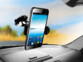 Téléphone allumé fixé dans le support smartphone Lescars au pare-brise intérieur d'un véhicule