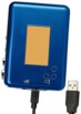 Lecteur K7 bleu métallique rectangulaire avec câble Micro-USB vers USB noir branché
