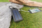 Batterie de secours solaire 4000 mAh avec 2 ports USB + mini lampe LED Revolt. Mise en situation de charge d'un slartphone