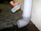 Spray d'étanchéité utilisé sur un tuyau PVC