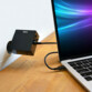 Mise en situation du chargeur USB-C 65W Port Connect, branché sur un MacBook.