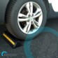 La butée de stationnement bloque les roues et absorbe les chocs lors des manoeuvres en voiture sur un parking.