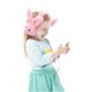Une petite fille qui porte le casque audio Animalz Lapin rose.