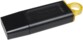 Clé de stockage USB 3.2 128 Go noire avec capuchon et oeillet jaune transparent visibles, vue de biais