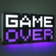 Veilleuse "8-Bit Game Over" avec lumière violette.