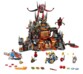 Le repaire volcanique de Jestro avec 10 figurines LEGO et plusieurs accessoires.