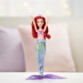 Figurine articulé chantante Ariel la sirène posé sur une table les deux bras levés par Disney Princess