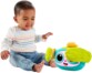 Un bébé qui joue à qutre pattes avec son robot Rovi.
