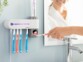 Support pour brosses à dents 3 en 1 avec stérilisateur UV et distributeur de dentifrice intégré.