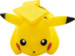 Vue de face de la célèbre souris électrique Pokémon Pikachu et chargeur secteur USB & induction 2 en 1 coloris jaune, noir et rouge