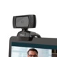 Fixation d'une webcam Trino de la marque Trust sur un écran d'ordinateur portable.