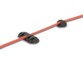 Cordon rouge droit attaché à un support à 3 encoches et à un range-câble à 1 encoche