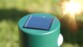 Gros plan sur la cellule solaire carrée placée sur le dessus du corps vert du répulsif entrain de recharger les 3 piles rechargeables AAA intégrée au soleil