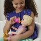 Enfant donne à boire à poupée Baby Alive