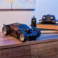 Batmobile RC et Batman exposés sur un meuble