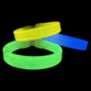 3 bracelets fluorescents avec système de fixation à clip dans trois couleurs différents (jaune, vert, bleu) sur fond noir