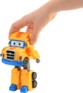 Main qui tient la figurine robot Poppa Wheels