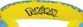Zoom sur le logo Pokémon jaune et bleu situé au centre de l'arceau de tête rembourré