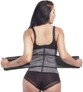 Vue de dos d'une femme positionnant la ceinture de sudation et harnais correcteur de posture au niveau des lombaires sur un body fitness