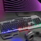 Mise en situation du clavier hybride AZERTY avec rétroéclairage LED RVB dans un setup gaming noir avec écran PC et casque audio