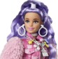 Zoom sur une Barbie haute en couleur et fan de mode